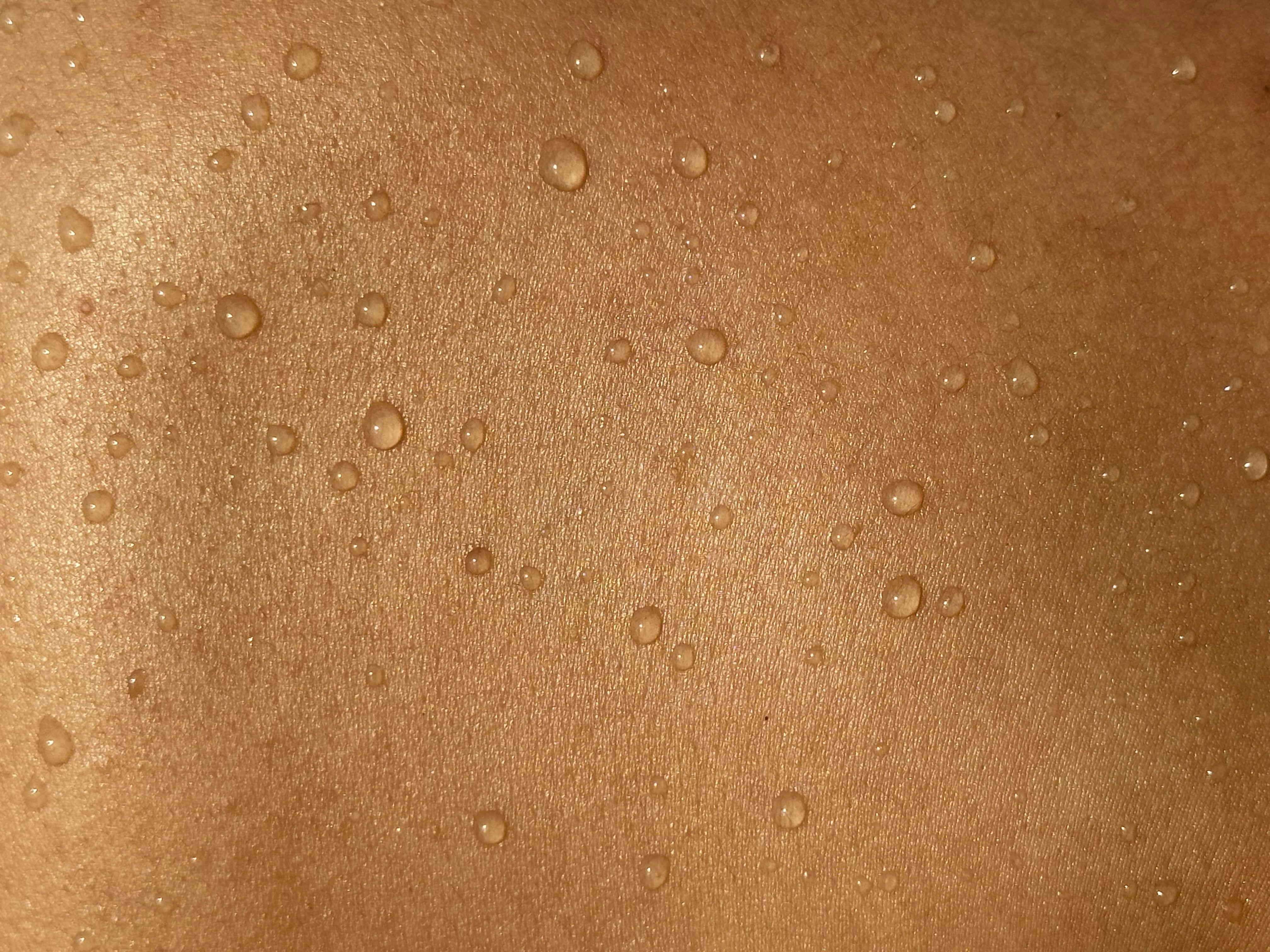 How to choose clothing for sensitive skin?